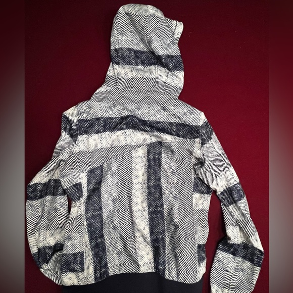 North Face Asymmetrical Hoodie- like-new without tags- size M - Picture 4 of 4